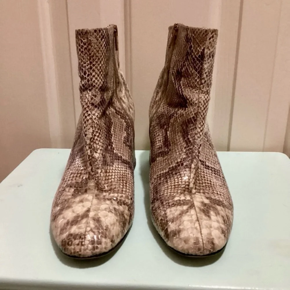Chinese Laundry Women’s Size 9 Block Heel Snake Skin Daria Ankle Booties EUC